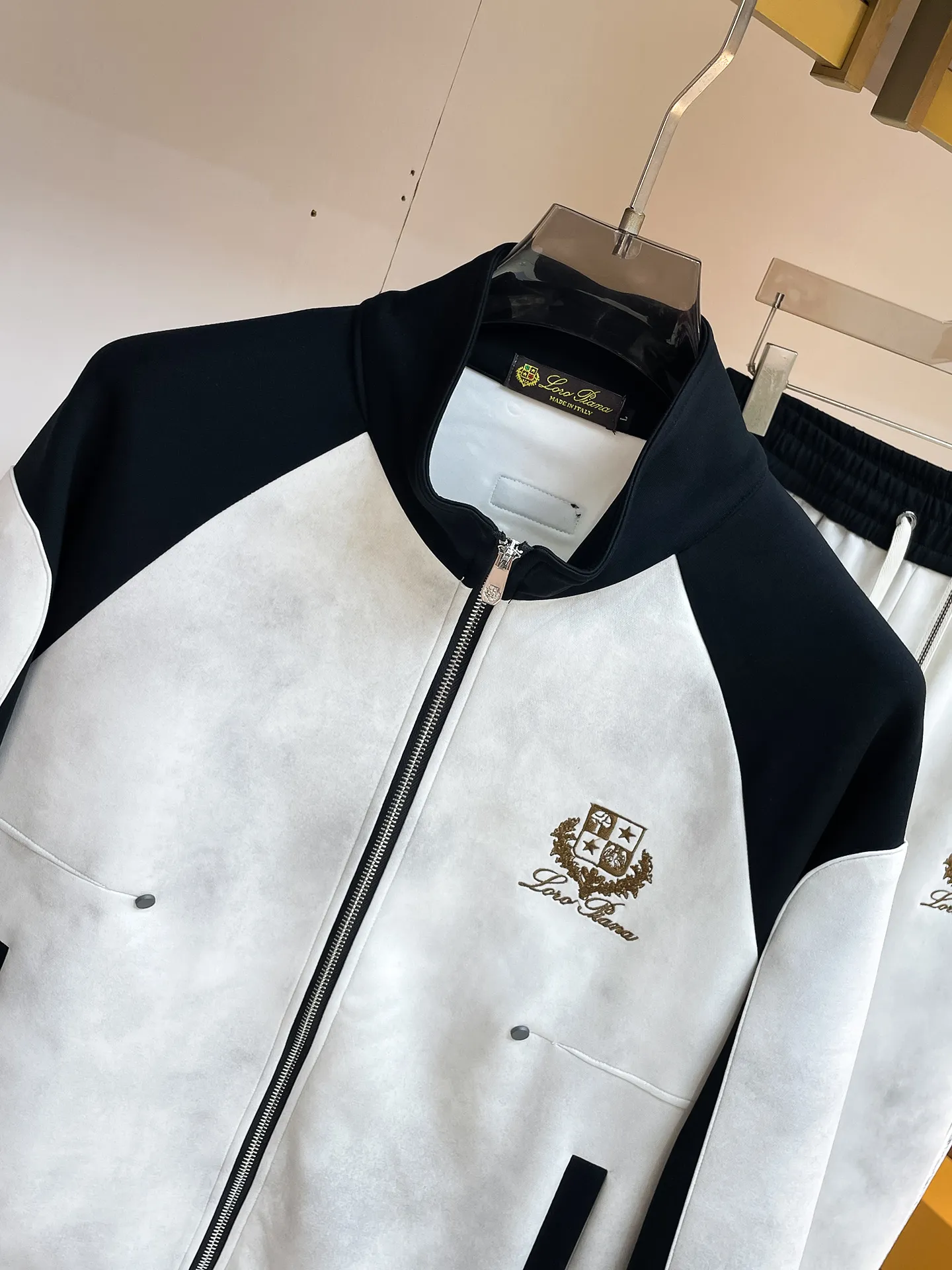 LP New Arrival counter Same Style casual suit, Breathable, comfortable and casual! Full of high-end feel! The details are exquisite and high-end, and the workmanship is impeccable! The original Premium fabric is very high-end! The fabric is crisp and anti-wrinkle Wear-Resistant, warm, neat and stylish. Everyone must buy a set this autumn and winter. They must look cool and cool when wearing them. We especially recommend Sizes M-3XL